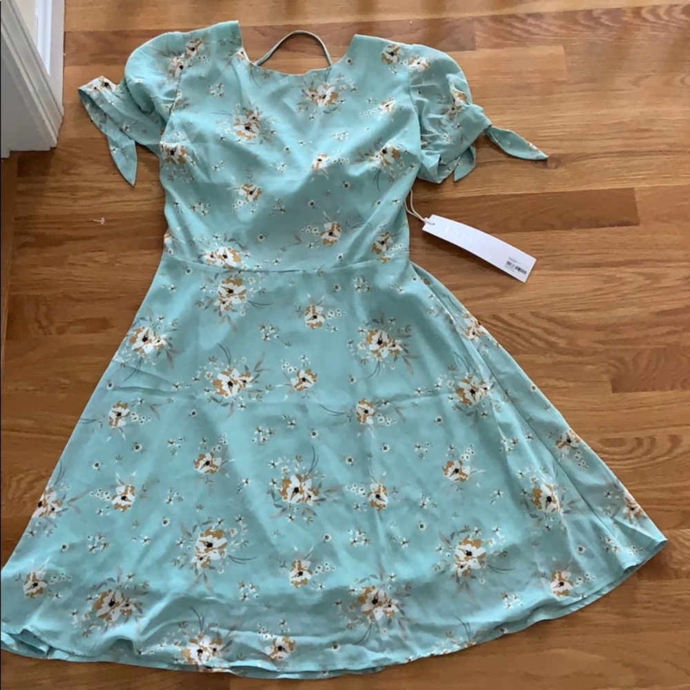 Floral open-back dress with tie